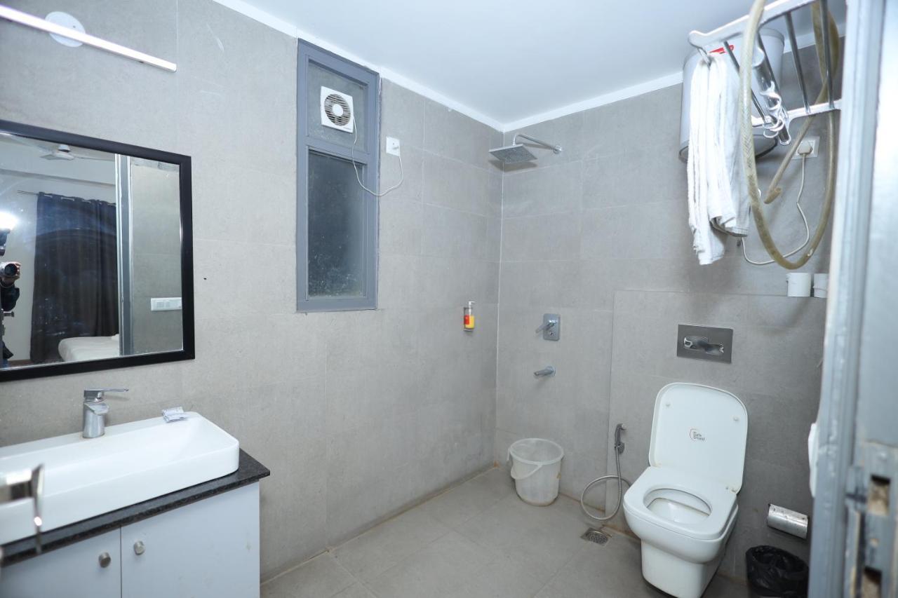Hotel Wedlock Near Artemis Hospital Gurgaon Exterior photo