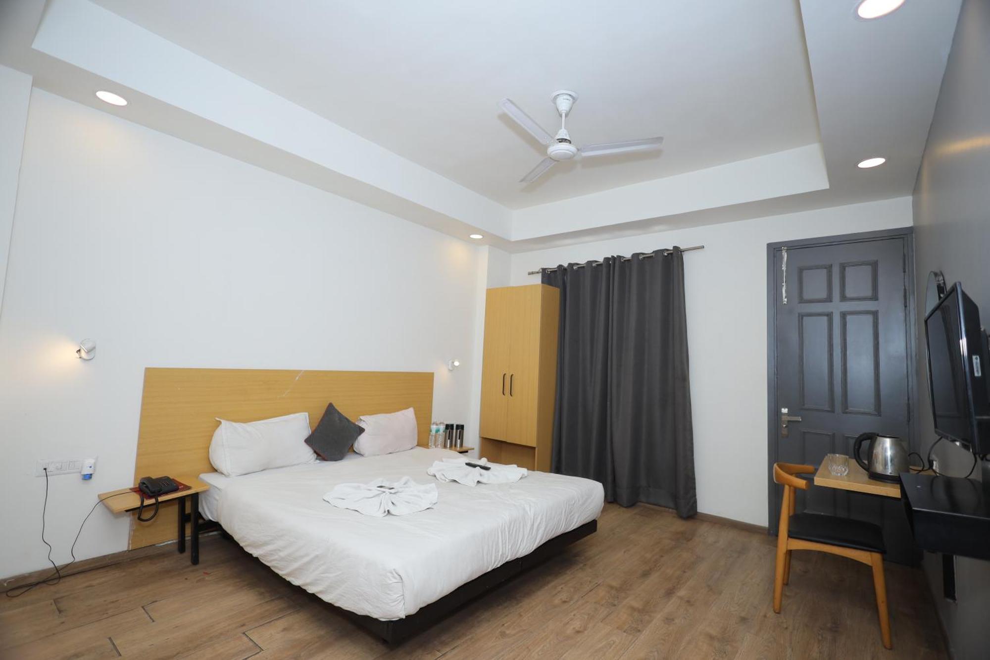 Hotel Wedlock Near Artemis Hospital Gurgaon Exterior photo